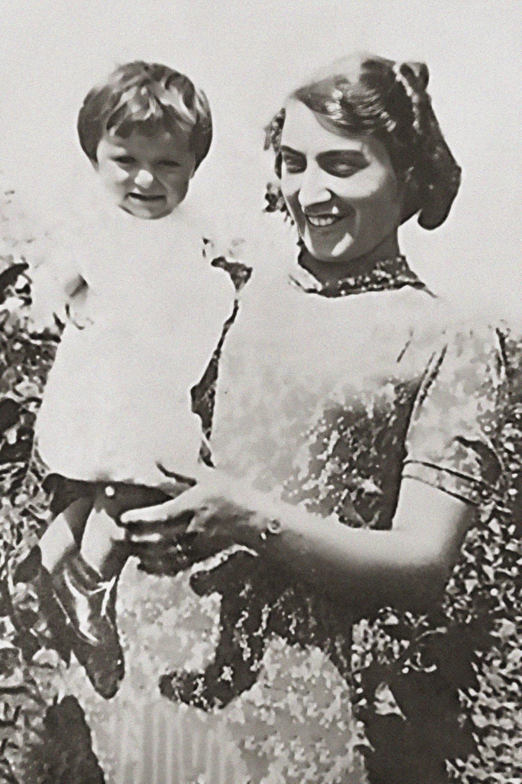 Source photograph for Fela Leifer and Bronia Milch